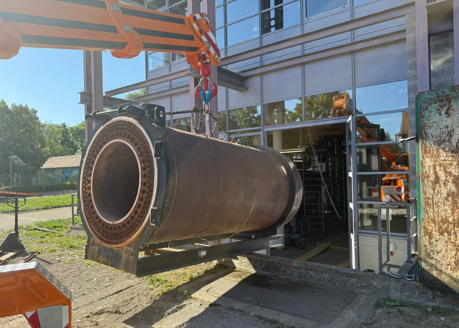Rund 10 Tonnen schwerer Kessel hängt am Spezialkran und wird durch die Toröffnung aus dem Technikraum in Fürstenfeldbruck ausgebracht
